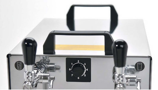 Detailaufnahme des Lindr Soda Kontakt 70 Green Line Wassersprudlers mit Zapfhähnen und Bedienknopf.