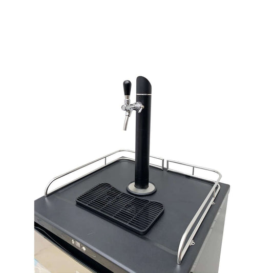 Fassbierkühlschrank mit eleganter schwarzer Schanksäule und Edelstahl-Tropfkasten.