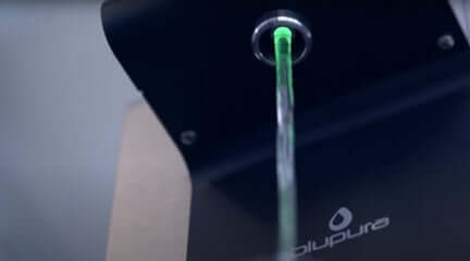 Tafelwasseranlage mit grünem Sprudelwasser aus der BLUSODA 30 FIZZ, hochwertiges Edelstahlgehäuse von Blupura.