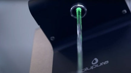 Tafelwasseranlage mit grünem Sprudelwasser aus der BLUSODA 30 FIZZ, hochwertiges Edelstahlgehäuse von Blupura.